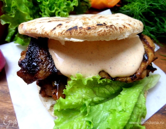 Подать с листьями салата.