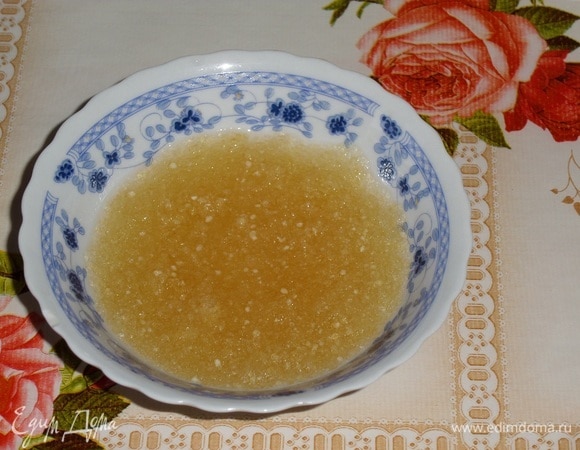 Подготовим продукты. В чашку высыпаем желатин. Добавляем чистой холодной воды. Оставляем на 30–45 минут. Затем массу подогреваем, не доводя до кипения. Процеживаем. Я разделила желатиновую массу на 2 части. Сначала подогрела 1 часть, затем — 2 часть.