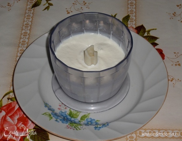 В чашу блендера выкладываем творог. Добавляем сливки и сахар. Взбиваем до однородного состояния.