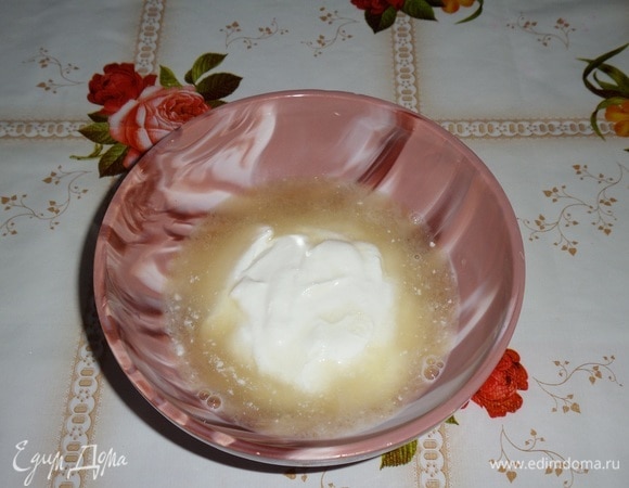 В чашку выкладываем творожную массу. Добавляем 1 часть подогретой желатиновой массы.