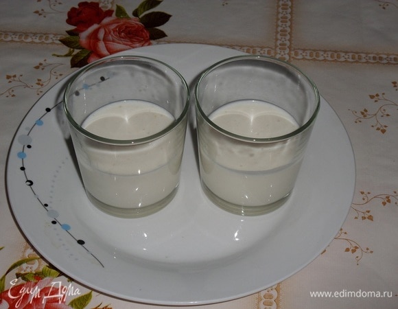 Творожно-желатиновую массу выкладываем в формы (я взяла стеклянные стаканы). Убираем формы на 5–7 минут в морозильную камеру.