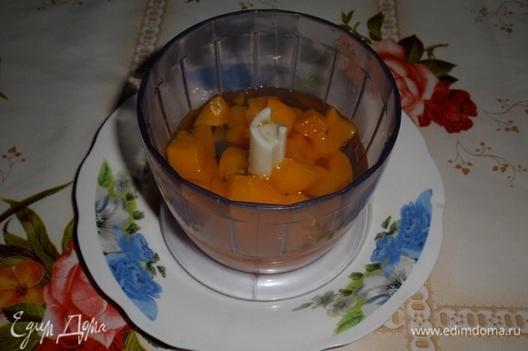Персики с сиропом выкладываем в чашу блендера (отложить 1–2 половинки персиков для украшения).