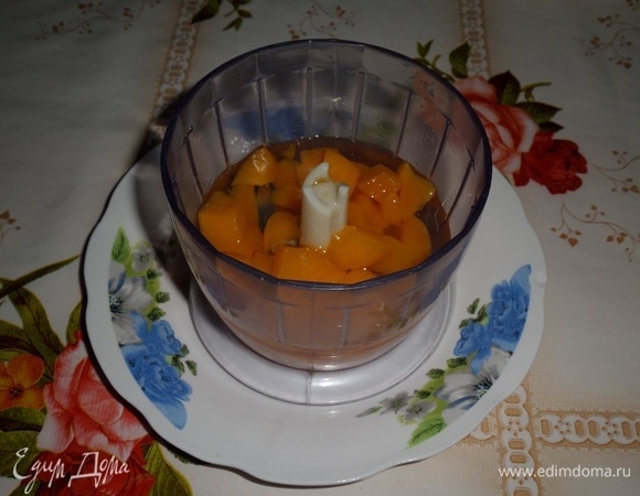 Персики с сиропом выкладываем в чашу блендера (отложить 1–2 половинки персиков для украшения).