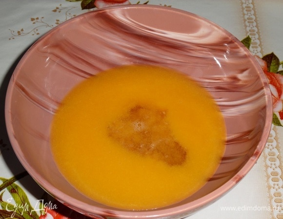 Выкладываем в чашку и добавляем 2 часть подогретой желатиновой массы (по вкусу можно добавить сахар). Хорошо перемешиваем.