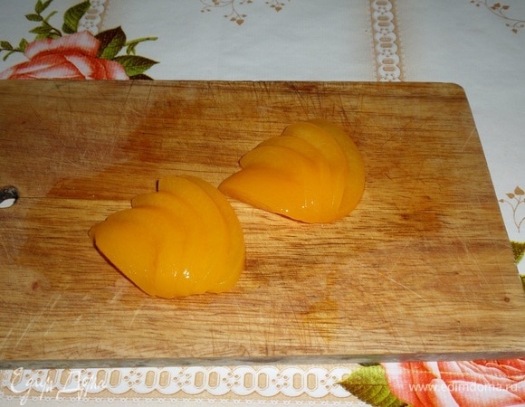 Отложенные половинки персиков нарезаем.