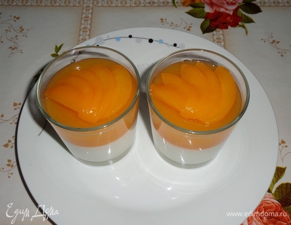 Вынимаем из морозильной камеры формы с десертом. Добавляем нарезанные персики. Ставим формы в холодильник на 2–2,5 часа, прикрыв пищевой пленкой или фольгой.