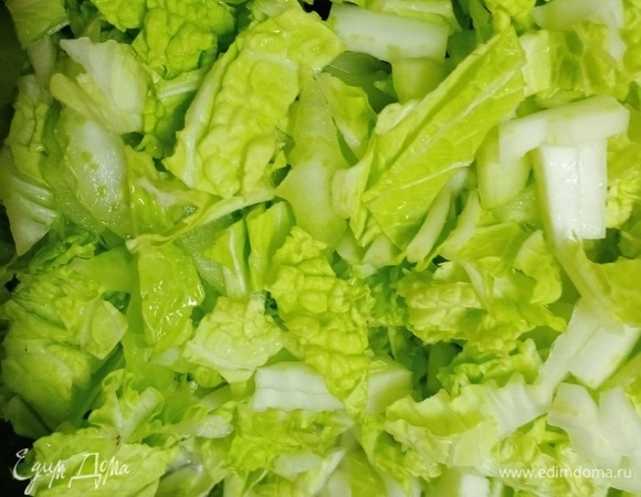 Китайскую капусту нарезать произвольно или порвать руками — кому какой вариант больше нравится. А уплотнения в основании каждого листа лучше нарезать помельче.