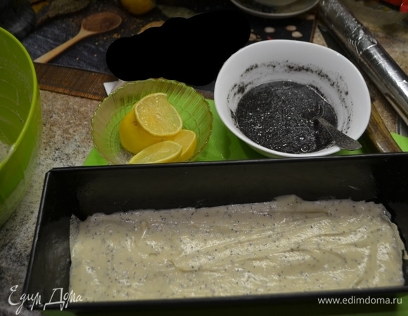 Вылить половину массы в форму.