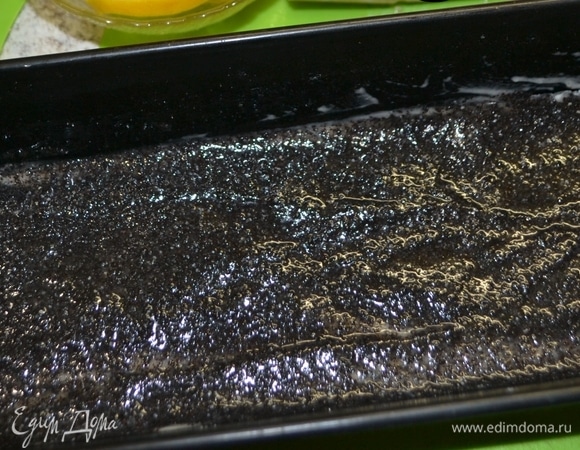 Проложить слой намеченного мака.