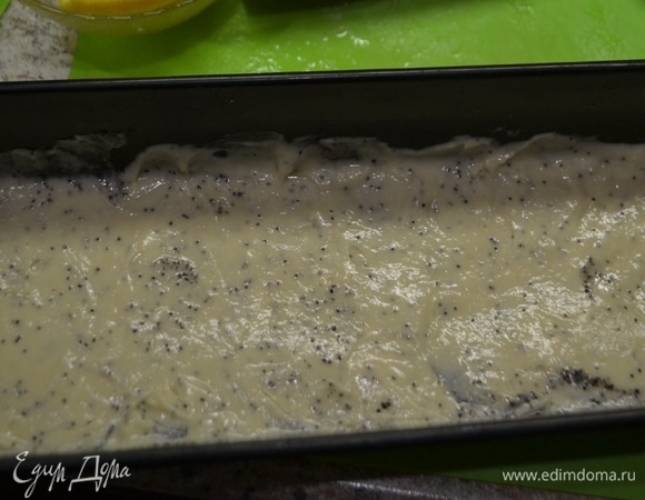 Залить оставшимся тестом. Накрыть полотенцем и дать немного настояться. Поставить в духовку на 40 минут при 180–200°C.