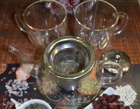 Я кекс подаю с чаем. У меня зеленые листья чая. Добавляем ягодки боярышника, заливаем кипятком, настаиваем и наслаждаемся прекрасным ароматом чая и вкусом лимонного кекса.