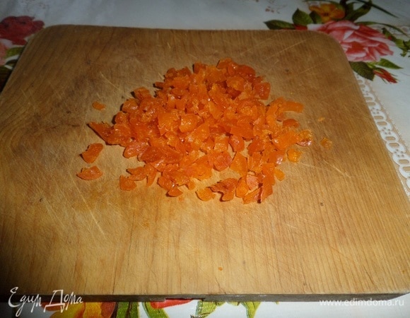 Подготавливаем продукты. Мелко нарезаем вяленые кумкваты.