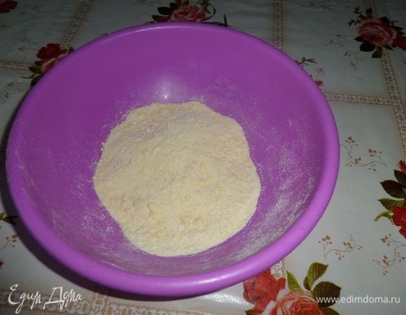 В чашку просеиваем оба вида муки. Добавляем разрыхлитель теста, сливочное масло и сахар. Перетираем все ингредиенты в крошку. Это можно сделать при помощи вилки.