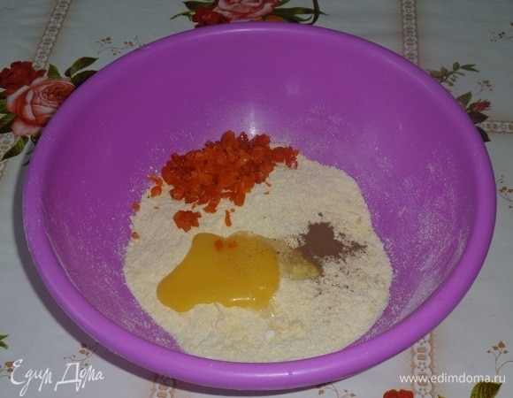 В крошку из теста добавляем корицу, нарезанные кумкваты и яичный желток. Перемешиваем.