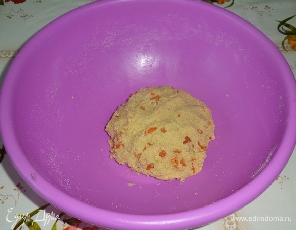 Замешиваем тесто. Кладем в полиэтиленовый пакет и отправляем в морозильную камеру на 15–20 минут.