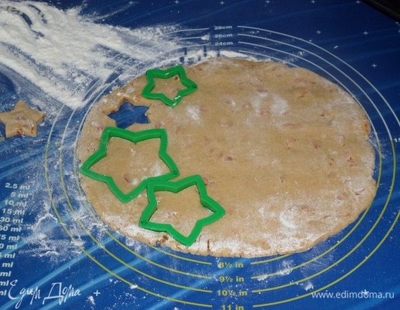 По прошествии отведенного времени тесто вынимаем из морозильной камеры. На рабочей поверхности раскатываем тесто в пласт толщиной 0,5 см. Формой «звезды» вырезаем печенье.