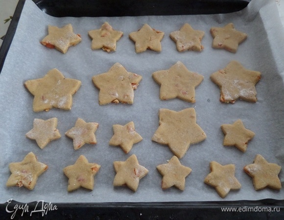 Выкладываем печенье на противень, застеленный пергаментом.