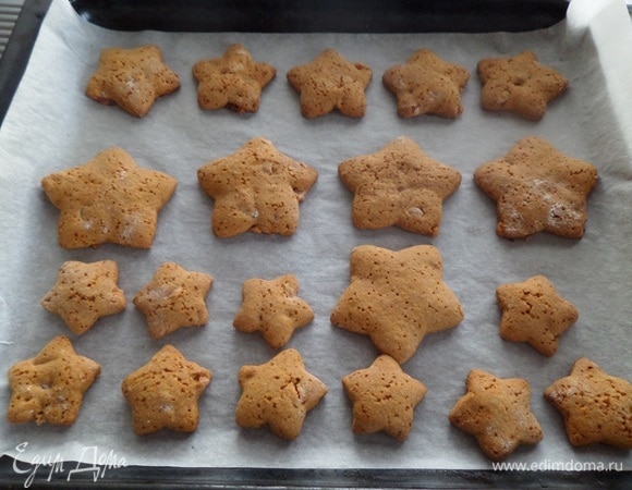 Помещаем противень в разогретую духовку. Выпекаем 10–15 минут при 180°C.
