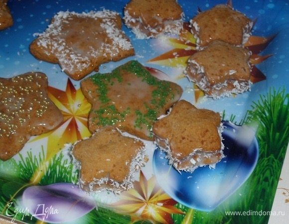 Остужаем печенье. Украшаем, используя сгущенное молоко, кондитерские посыпки и кокосовую стружку.