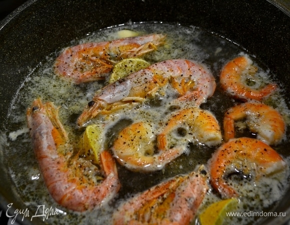 На сковородку налить масло и немного воды, сок лимона, все специи и чеснок. Дать соусу закипеть и оправить в него креветки. Как только креветки покраснели, переворачивайте, даем им еще пару минут, и все готово!
