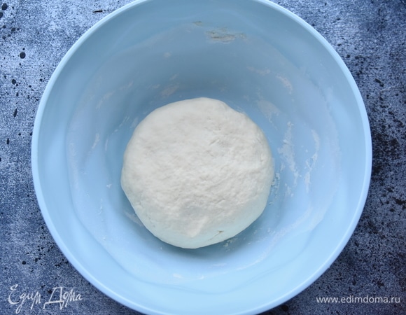 Тесто должно получиться нелипким, мягким и эластичным.