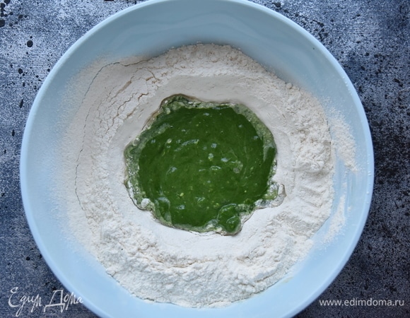 Тем же образом замесить тесто зеленого цвета. Для цвета шпинат соединить с водой и пюрировать его с помощью погружного блендера. При использовании свежего шпината предварительно несколько секунд баланшировать его в кипятке.