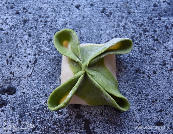 В середине закрепить между собой пару противоположных концов.