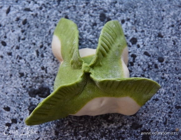 Скрепить между собой получившиеся четыре лепестка. Текстуру листочков можно придать с помощью китайских палочек.
