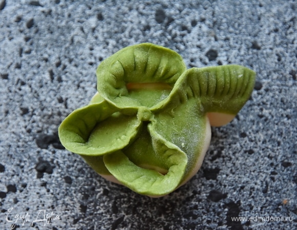 Каждый листик подвернуть и закрепить. Таким образом сформировать все последующие изделия. Из данного количества получается 50 штук. Можно сразу отварить манты на пару или заморозить до заветного часа.