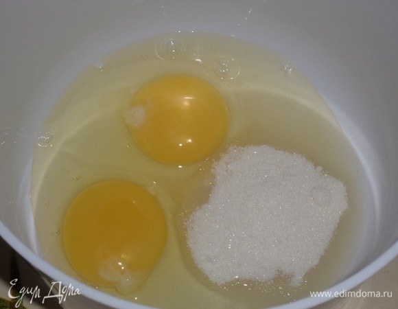 Подготовим продукты. В чашу разбиваем куриные яйца, добавляем соль и сахар. Хорошо взбиваем.