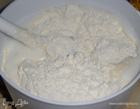 Добавляем просеянную с разрыхлителем муку.