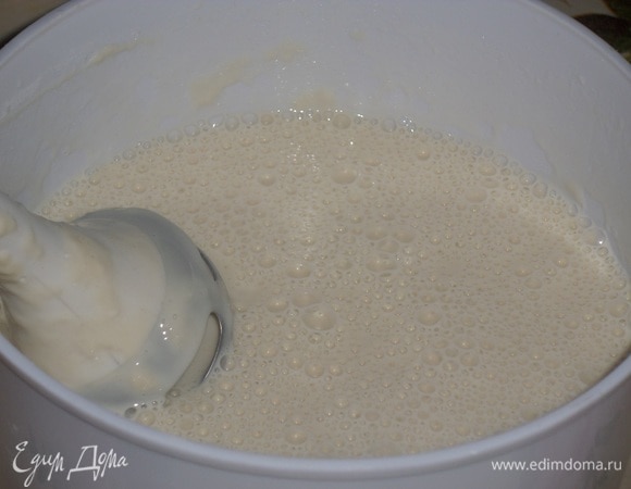 Аккуратно перемешиваем. Взбиваем до однородного состояния. Добавляем растительное масло и перемешиваем. Тесто для блинов готово.