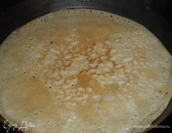 Выпекаем блины на разогретой и смазанной маслом сковороде.