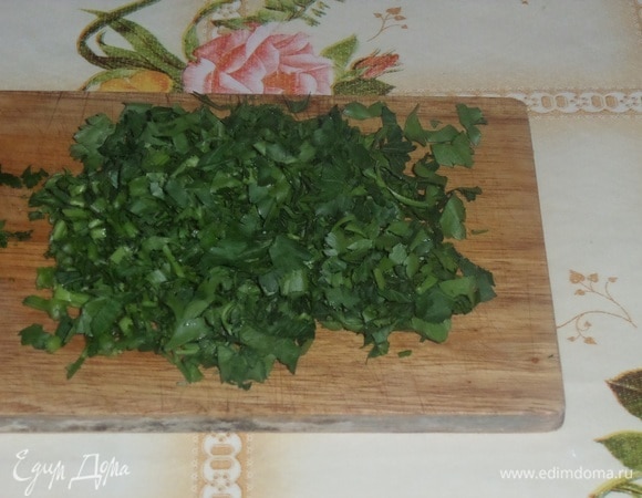 Готовим начинку. Нарезаем зелень.