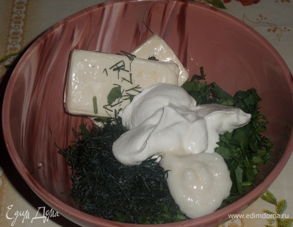 В чашку выкладываем нарезанную зелень, плавленый сыр, сметану, хрен, соль по вкусу. Хорошо перемешиваем.