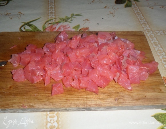 Рыбу нарезаем кубиком.