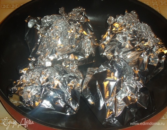 Соединяем края фольги. Выкладываем на противень, ставим в разогретую духовку и запекаем 10–15 минут при 180°C.