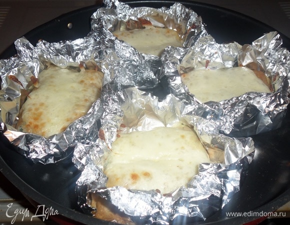 За 2–3 минуты до окончания запекания приоткрываем фольгу.