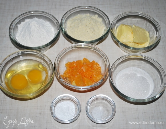 Приготовьте мандариновое тесто. Дольки мандаринов очистите от пленки и поломайте на крупные кусочки.