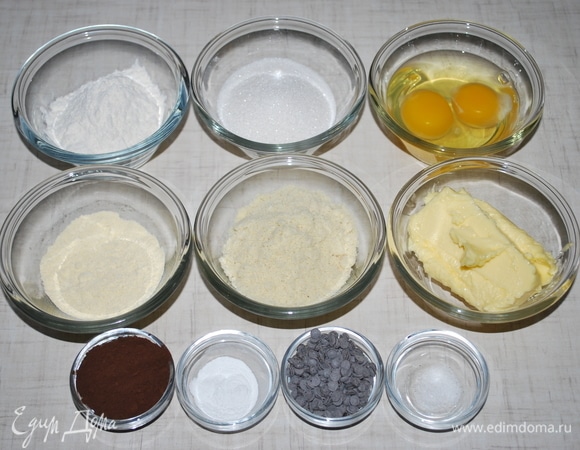 Приготовьте шоколадное тесто. В пшеничную муку добавьте разрыхлитель и щепотку соли.