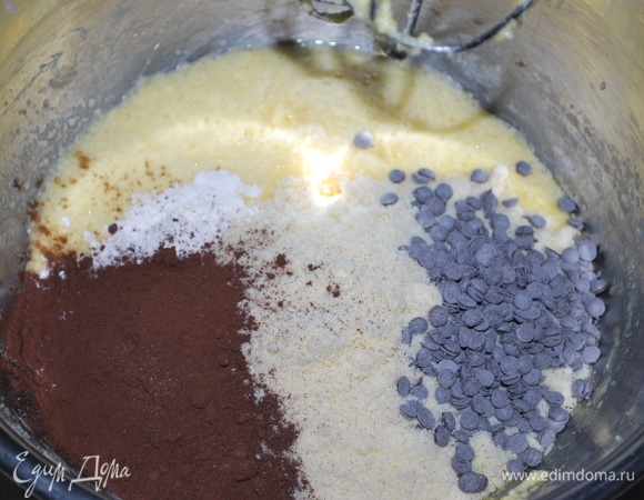 Взбейте масло комнатной температуры с сахаром и по одному добавьте яйца, хорошо перемешивая. Добавьте пшеничную муку, миндальную и кукурузную муку. Добавьте какао (у меня алкализованное какао Extra brute) и шоколадные капли. Все хорошо перемешайте.