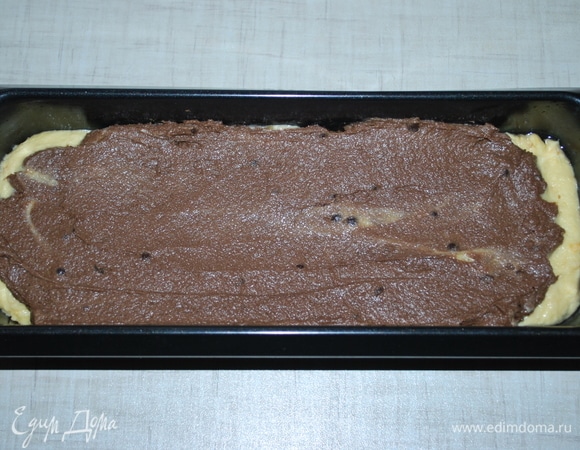 Силиконовой лопаткой разровняйте тесто и выпекайте в разогретой духовке при 170°C примерно 45–50 минут до готовности. Готовому кексу дайте немного остыть и достаньте его из формы.