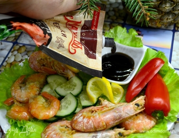 Выложили на листья салата овощи, креветки, в креманку добавляем соус терияки ТМ «Махеевъ». Замечательный вкус соуса только обыграет и дополнит вкус креветок!