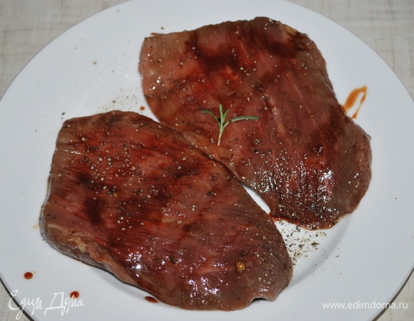 Мясо замариновала в специях на 15 минут при комнатной температуре, добавив оливковое масло и розмарин.