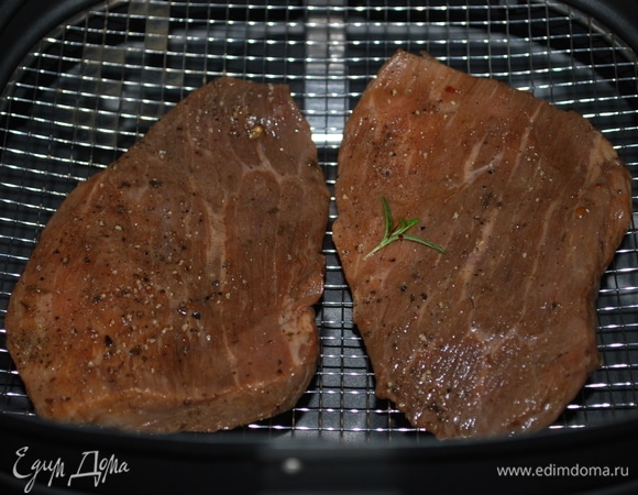 Мясо смазала оливковым маслом и выложила в корзину аэрофритюрницы. С помощью таймера выбрала время приготовления (мясо готовилось в течение 8 минут при 180°C).