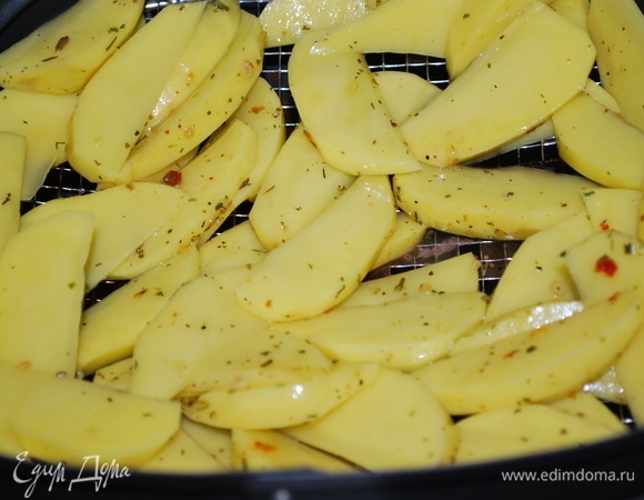 Картофель нарезала дольками, посолила и перемешала с ароматными травами. Выложила картофель в корзину аэрофритюрницы. С помощью таймера выбрала время приготовления картофеля.