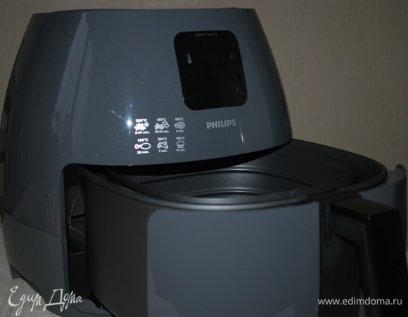 Технология Rapid Air обеспечивает быструю циркуляцию горячего воздуха, оптимальное соотношение тепловой мощности и температуры позволяет приготовить блюда с хрустящей корочкой и сочные внутри. От всей души благодарю спонсора и команду «Едим Дома» за такой подарок к Новому году. Аэрофритюрница будет меня вдохновлять на создание полезных и вкусных блюд для своей семьи.