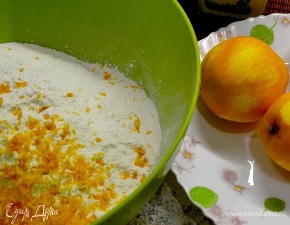 В муку добавляем все сухие ингредиенты, цедру с апельсинов — только желтую часть (белая будет горчить).