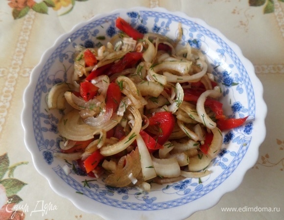 В чашку выкладываем нарезанные овощи и зелень. Добавляем 1 ст. л. соевого соуса. Перемешиваем. Начинка для рыбы готова.