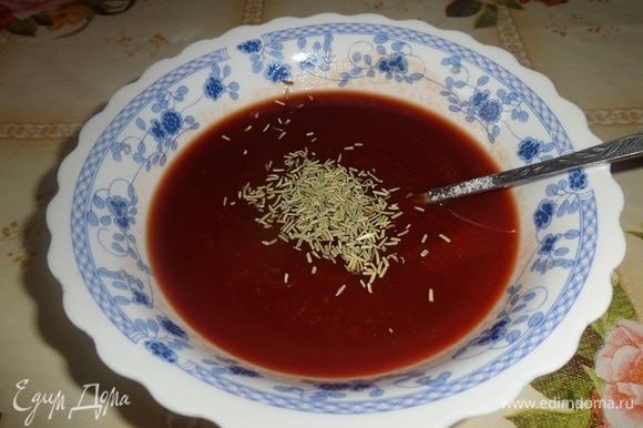 В чашку наливаем томатный сок, добавляем соевый соус (4 ст. л.) и щепотку розмарина. Перемешиваем. Маринад готов.